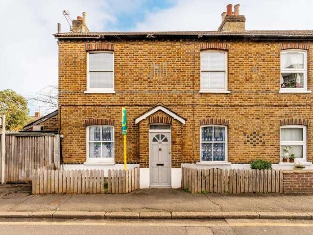 Semi Detached House for sale in Motspur Park, West Barnes