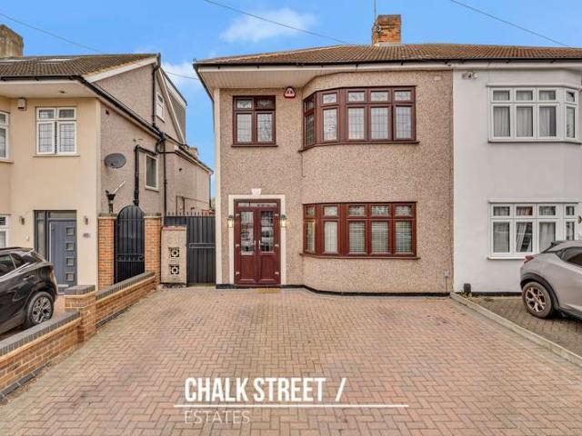 Farm for sale in Ardleigh Green, Greater London