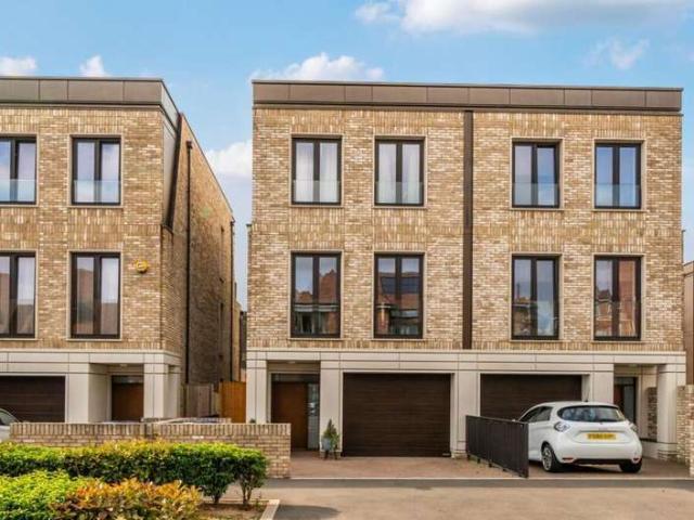 Farm for sale in West Finchley, Greater London
