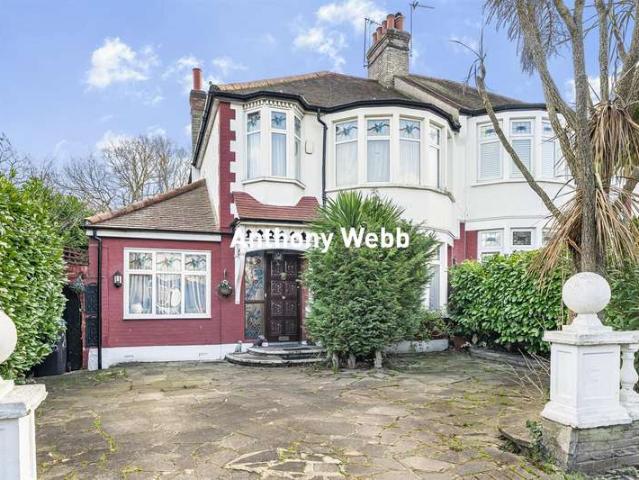 Farm for sale in Winchmore Hill, Palmers Green