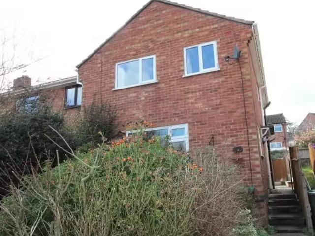 House for rent in Mill End, Green Close
