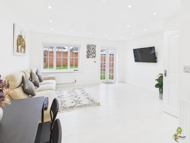 Semi Detached House for rent in Dartford