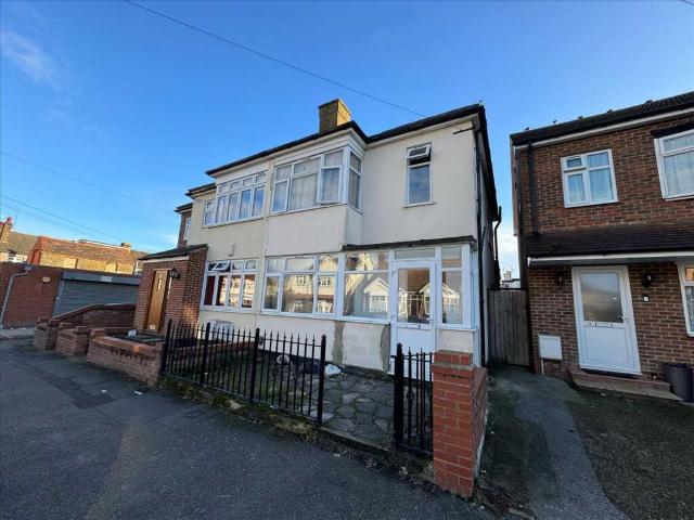 Semi Detached House for rent in Romford