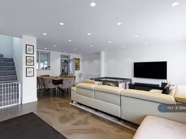 House for rent in Little Stanmore, Greater London