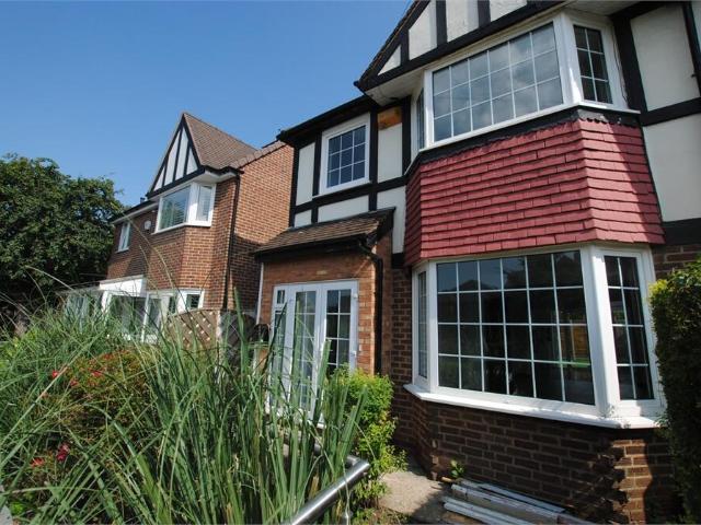 Semi Detached House for rent in Dartford