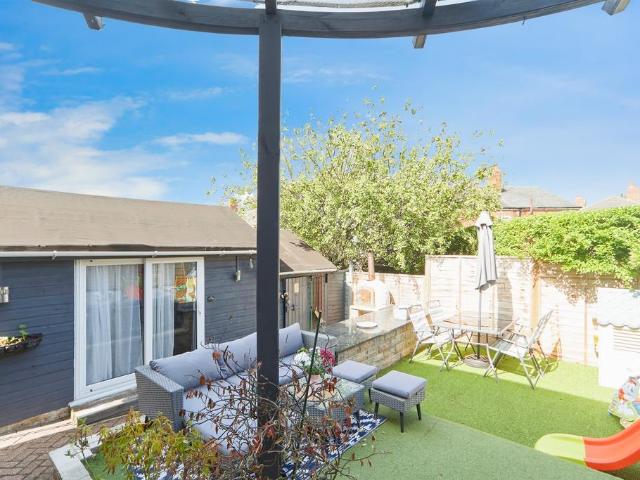 House for sale in Farsley, West Yorkshire