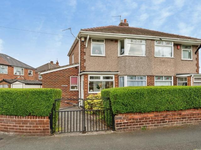 House for sale in Rossmore, Cheshire