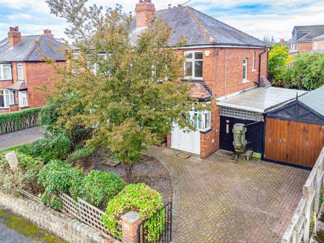 House for sale in Hollin Park, Leeds