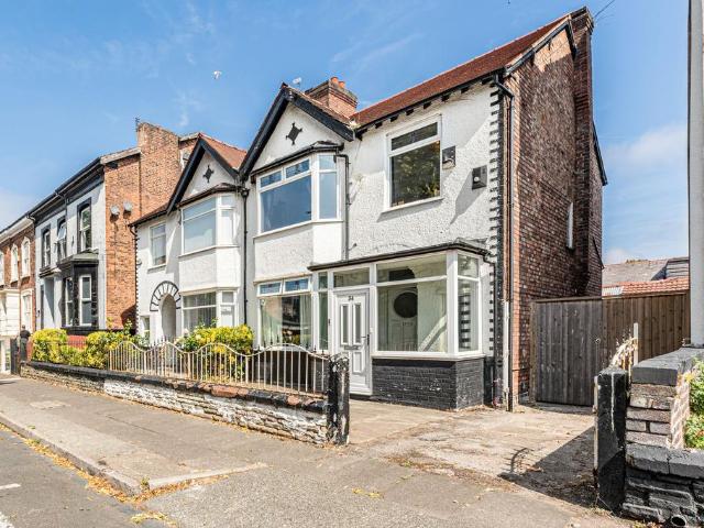 House for sale in Elm Park, Calderstones