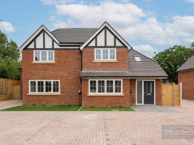 House for sale in London Borough of Croydon, Sanderstead