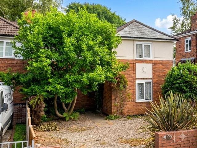House for sale in Goldthorn Hill, Compton
