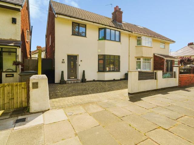 House for sale in Meols