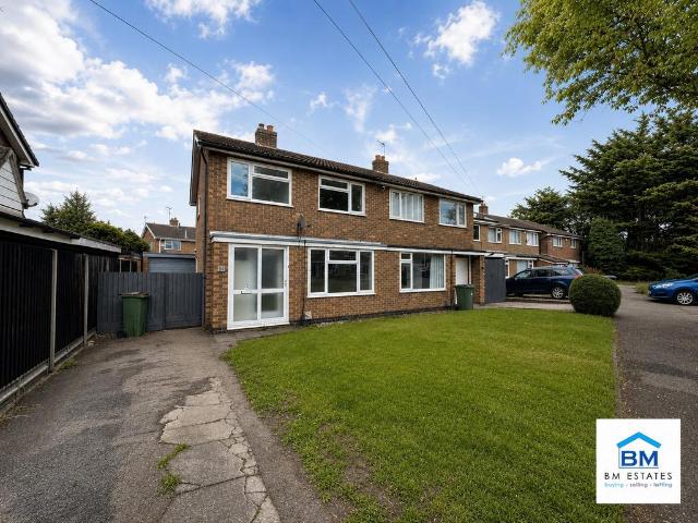 House for sale in Whetstone, Pinfold