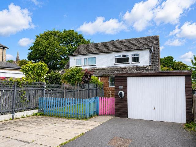 House for sale in Lower Wyke, West Yorkshire