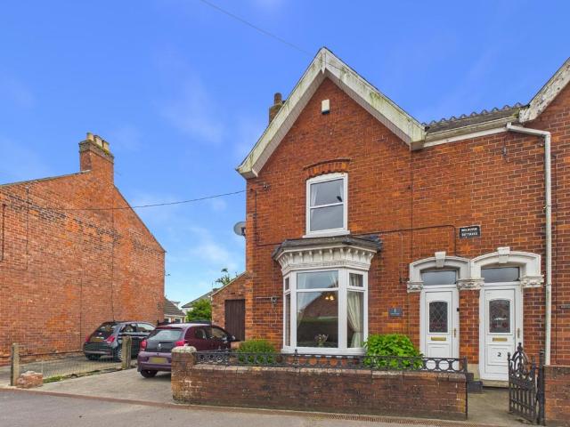 House for sale in Fields End, North Lincolnshire