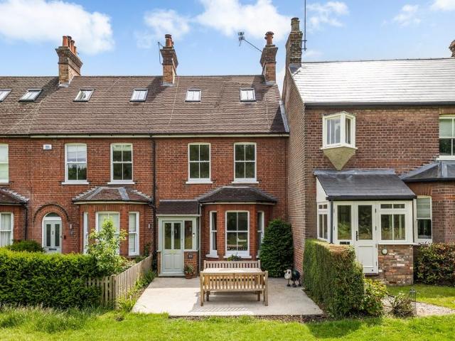 House for sale in Hatching Green, Five Acres