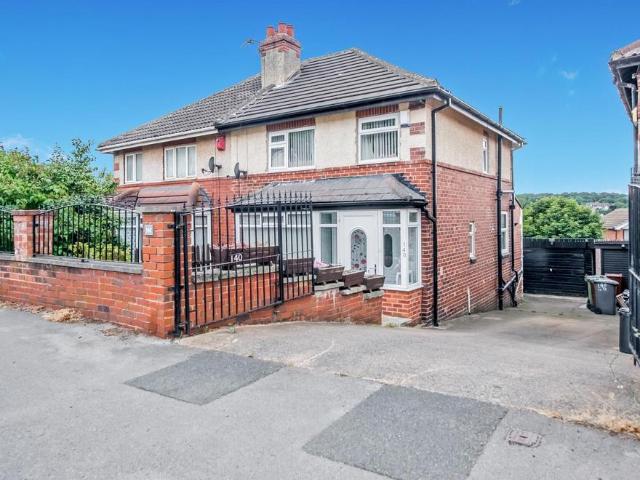 House for sale in Farnley, West Yorkshire