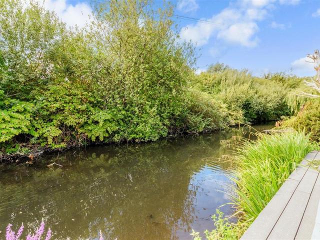 House for sale in Barnes Cray, Greater London