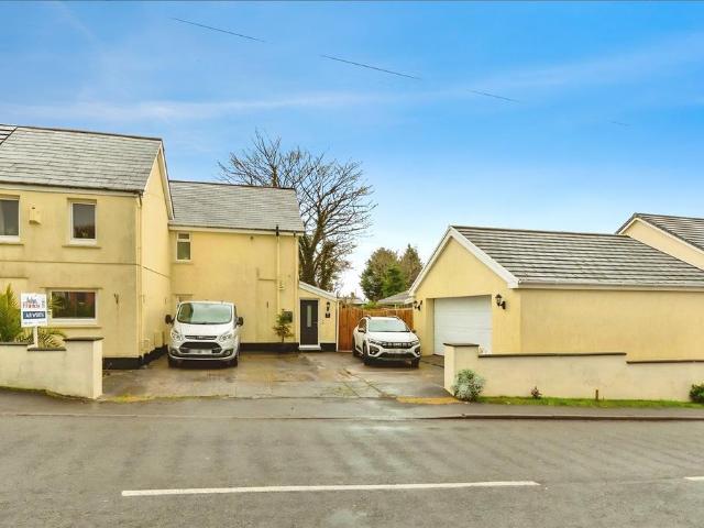 House for sale in Llangyndeyrn, Meinciau