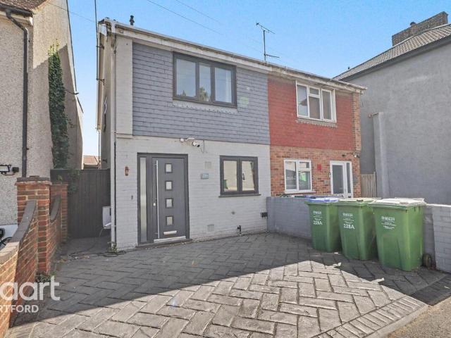House for sale in Barnes Cray, Greater London