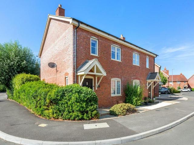 House for sale in Aston Clinton, Buckinghamshire