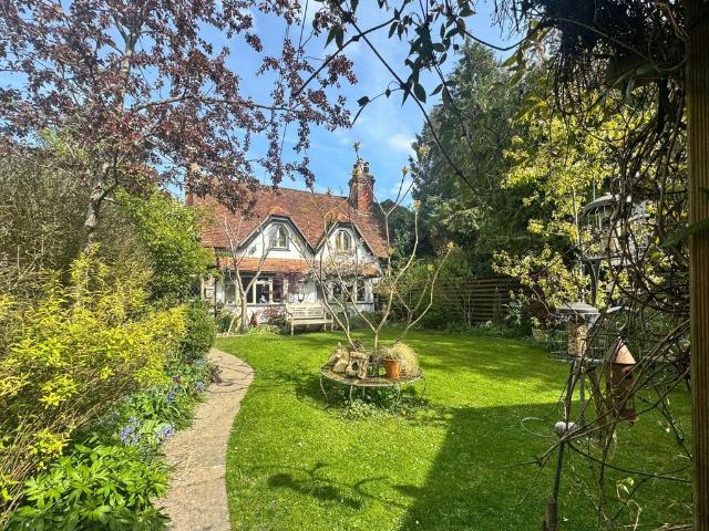 House for sale in Aston Clinton, Buckinghamshire