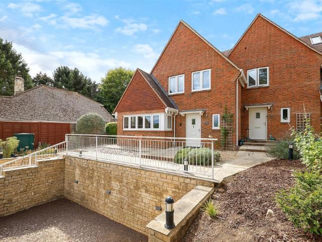 House for sale in Hillview, Surrey