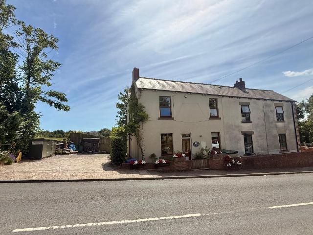 House for sale in Mapplewell, South Yorkshire