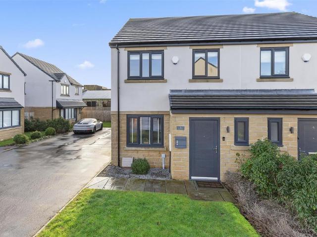 House for sale in Tranmere Park, Guiseley