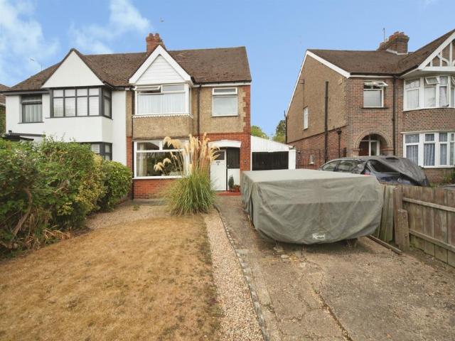 House for sale in Spring Park, Luton