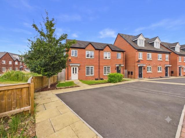 House for sale in Purston Jaglin, West Yorkshire