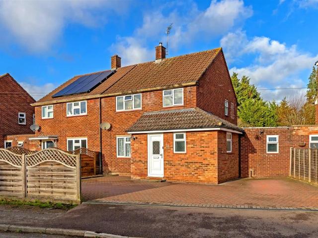House for sale in How Wood, Five Acres