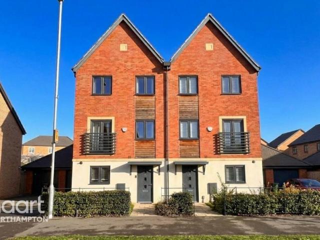 House for sale in Upton