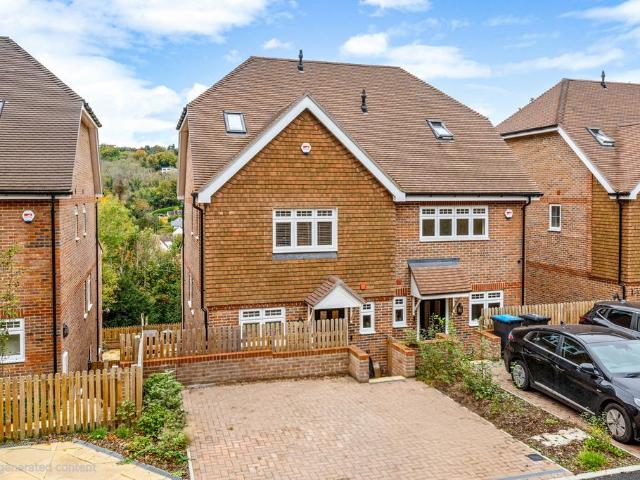 House for sale in Caterham Valley, Hillview
