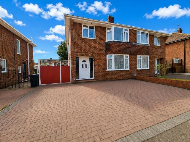 House for sale in Spring Park, Luton