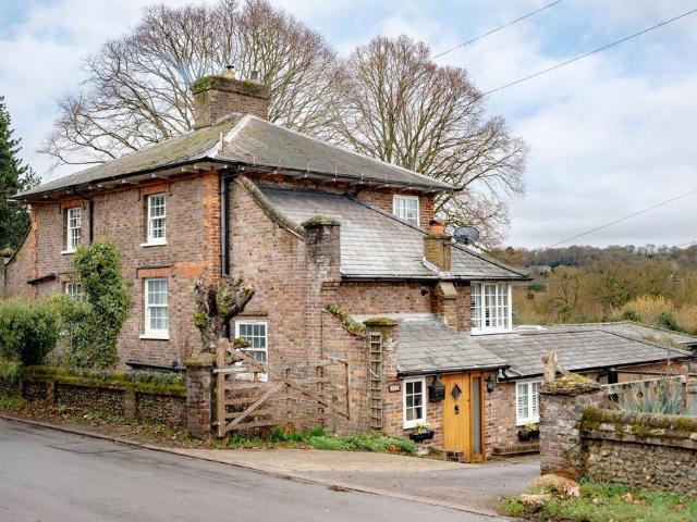 House for sale in Bourne End, Pouchen End