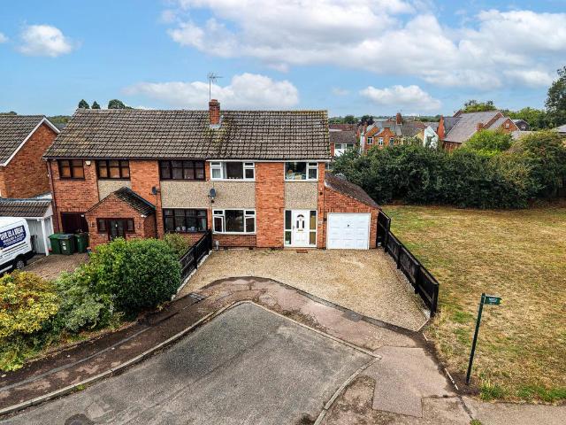 House for sale in Whetstone, Pinfold