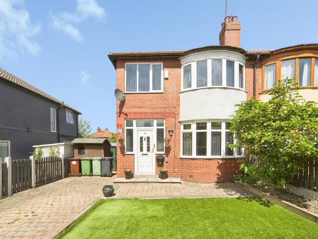 House for sale in Farsley, West Yorkshire