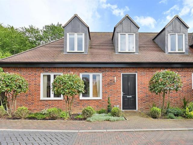 House for sale in Hatching Green, Five Acres
