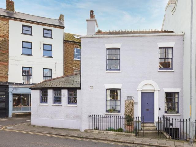 House for sale in Upton, Acol