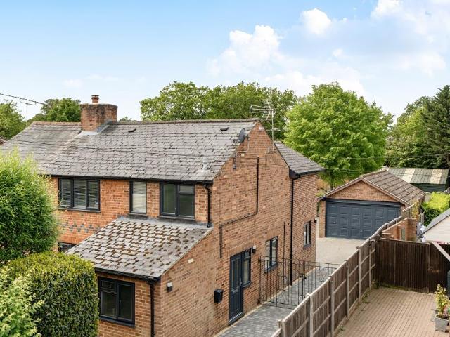 House for sale in Heol-las, Surrey