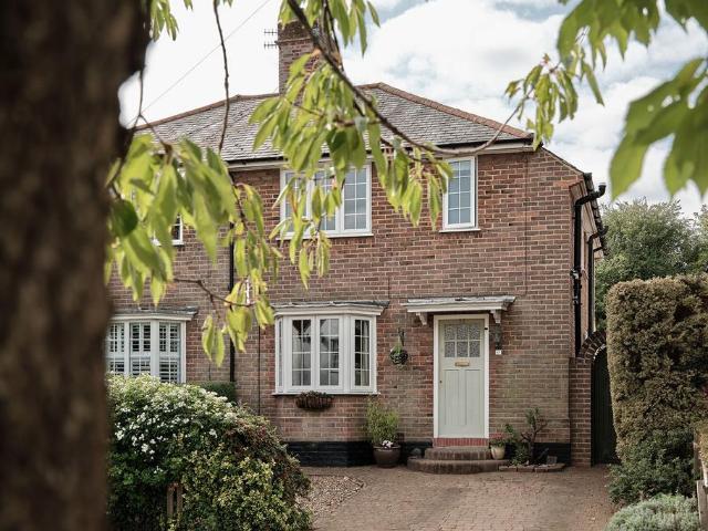 House for sale in Shootersway, Dacorum