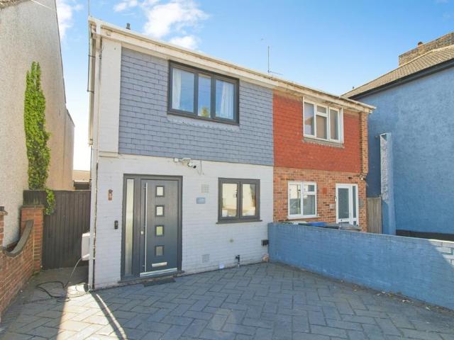House for sale in Barnes Cray, Greater London