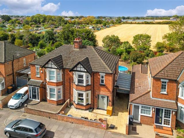 House for sale in Queens Park, Bedford