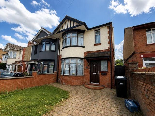 House for sale in Spring Park, Luton