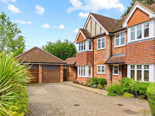 House for sale in Hillview, Surrey