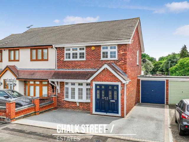 House for sale in Elm Park, Greater London