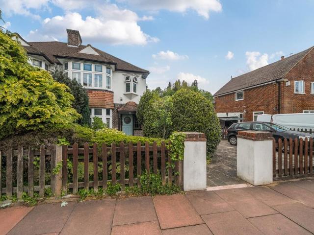 House for sale in West Wickham, Greater London