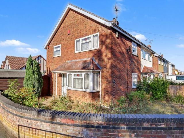 House for sale in Laindon, Essex