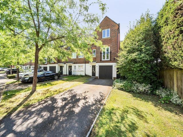 House for sale in Caterham on the Hill, Hillview